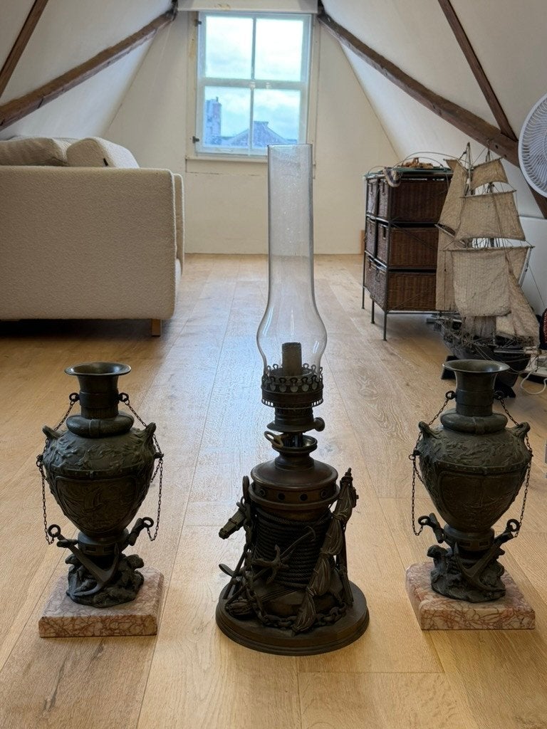 Set olielamp en 2 vazen op marmeren voet, Antiek en Kunst, Ophalen, Overige onderwerpen, 20 - 50 cm, Beeld
