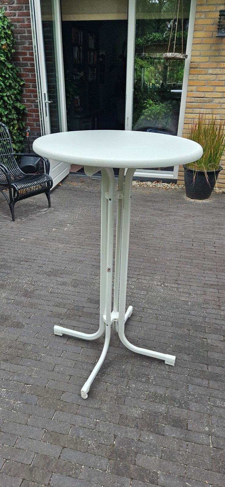 2 stuks Mecalit sta tafels - Ø 68cm, hoogte 112cm, Tuin en Terras, Ophalen, Gebruikt, Rond, Kunststof
