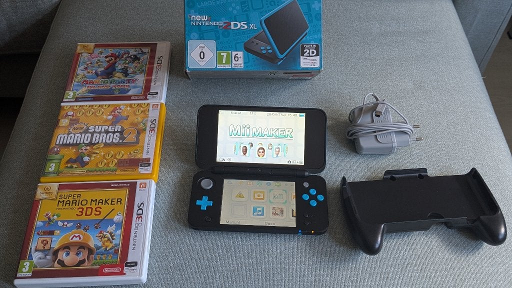 Nintendo New 2DS XL  Compleet in Doos + 3 Mario-games + Grip, Ophalen of Verzenden, Zo goed als nieuw, Met beschermhoes of tas