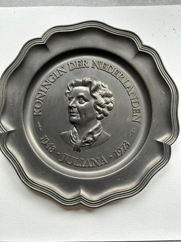 Vintage Tinnen bord Juliana Koningin Nederlanden 1948-1973, Ophalen of Verzenden