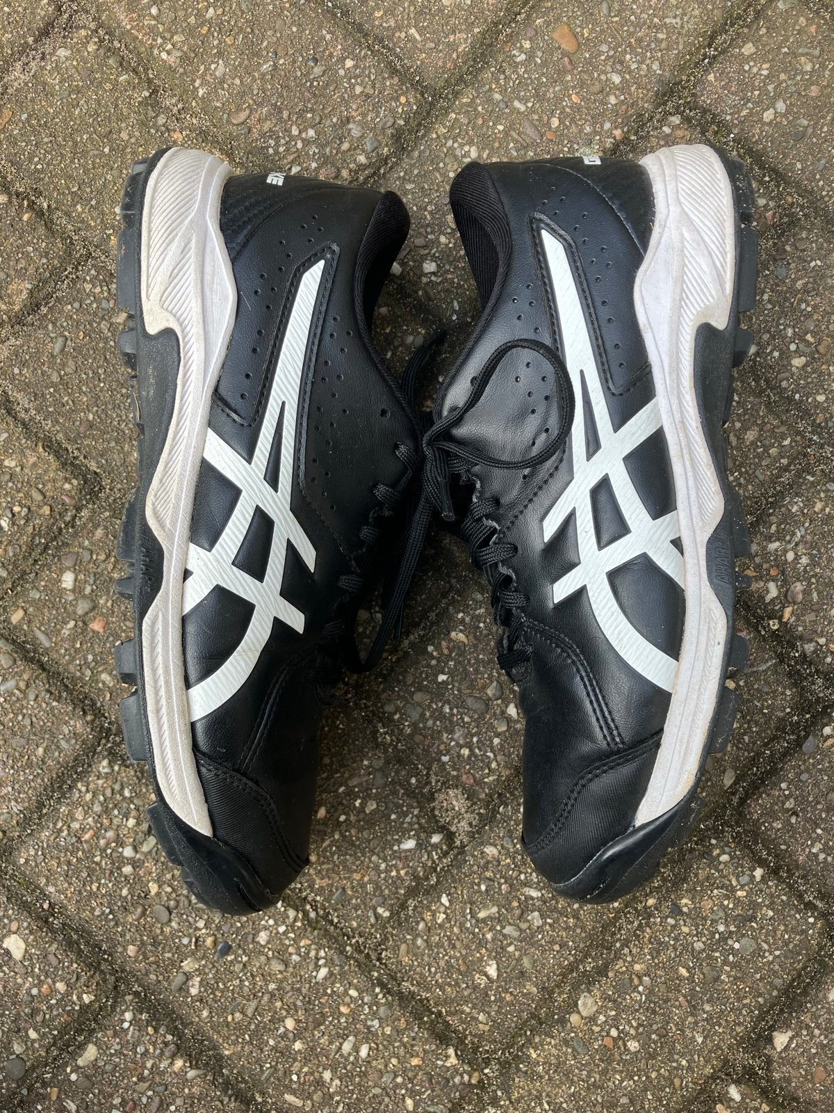 Asics sportschoenen met nopjes - maat 39, Ophalen of Verzenden, Gedragen, Sportschoenen, Zwart