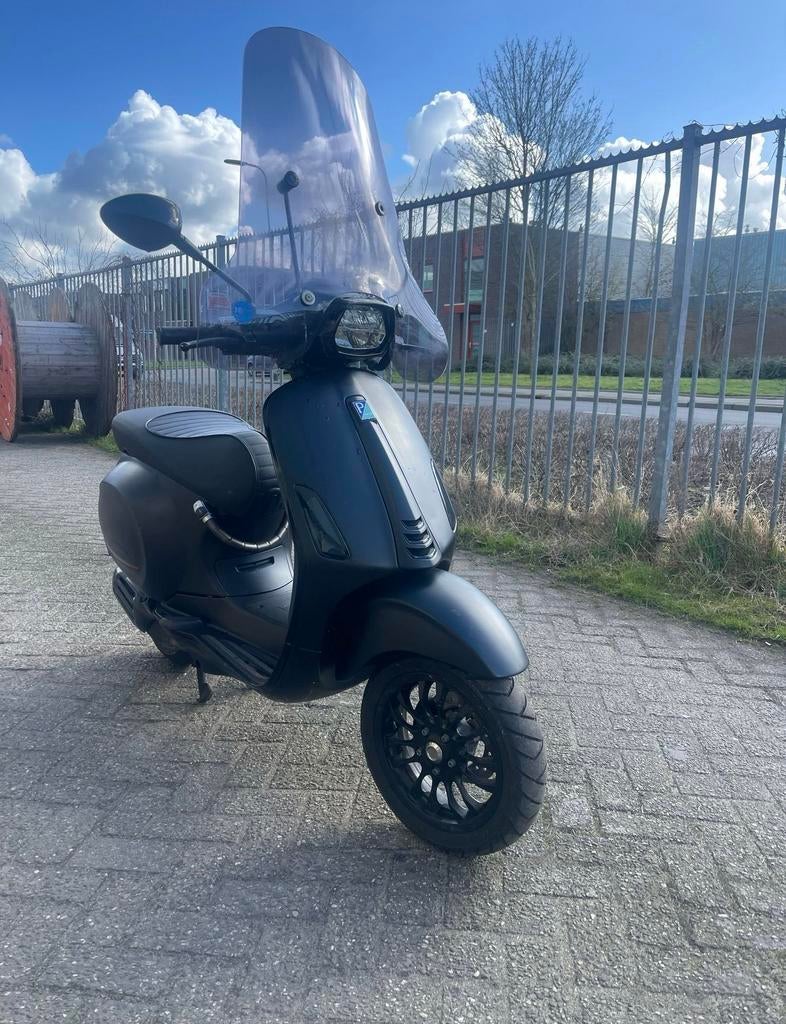 Vespa Sprint - 2020 Mat Zwart – Lage KM, Fietsen en Brommers, Scooters | Vespa, Ophalen, Zo goed als nieuw, Benzine, 50 cc