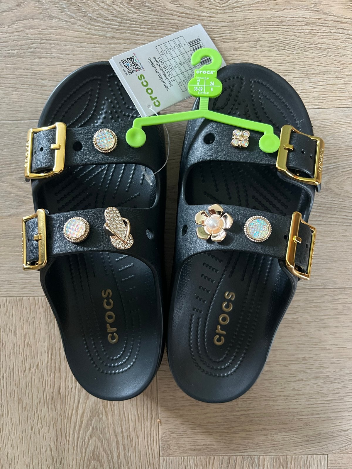 Nieuwe Crocs Saturday Metallic Buckle Slippers Maat 38/39, Ophalen of Verzenden, Zo goed als nieuw, Zwart, Slippers