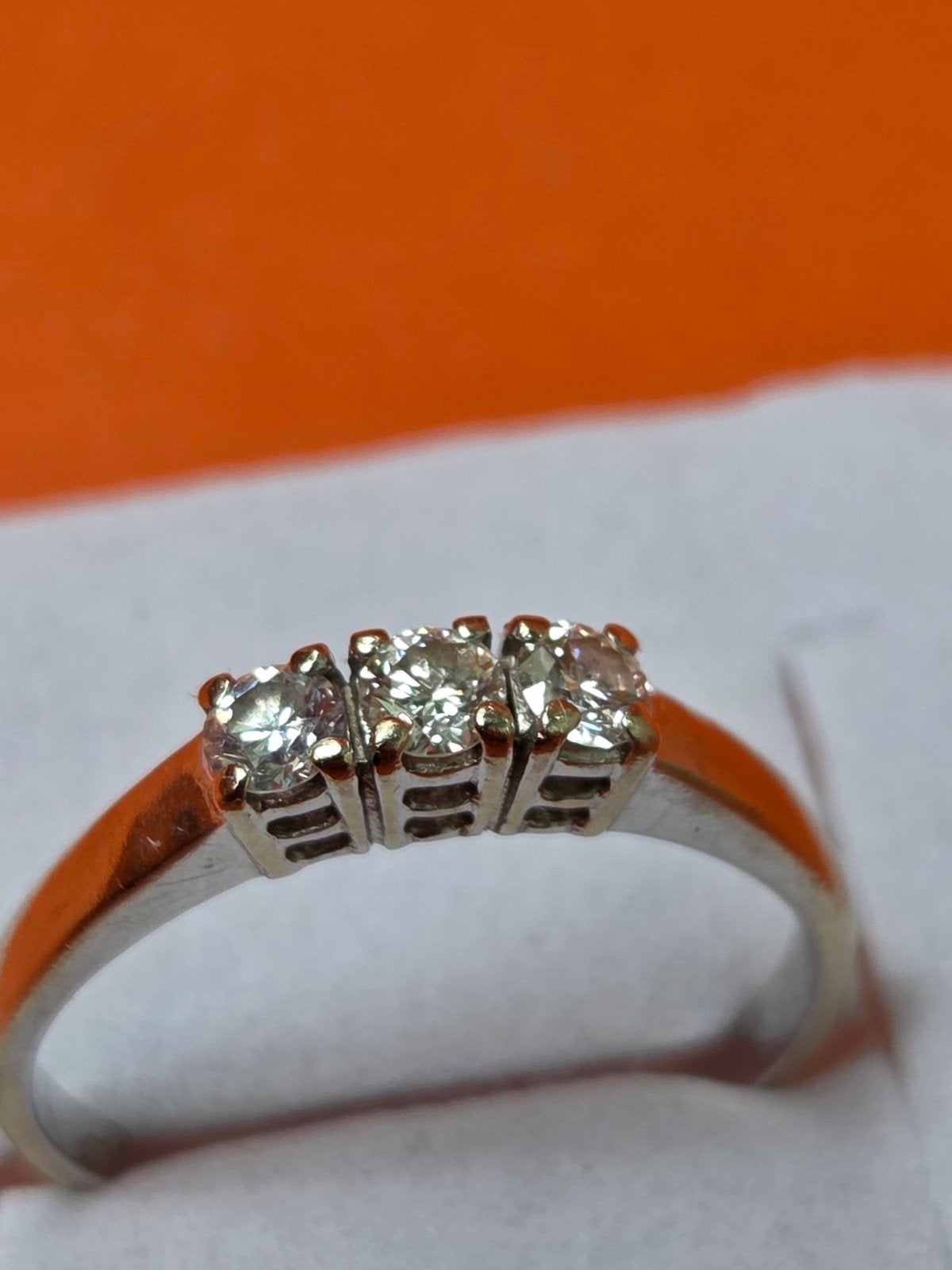 18k Gouden Trilogy Ring met 3 Natuurlijke Diamanten, Sieraden, Tassen en Uiterlijk, Ringen, Gebruikt, Ophalen of Verzenden, 17 tot 18