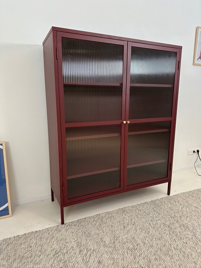 Nieuwe stalen design vitrinekast rood, was €528,- 111x140x40, Ophalen, 100 tot 150 cm, Met deur(en), Glas