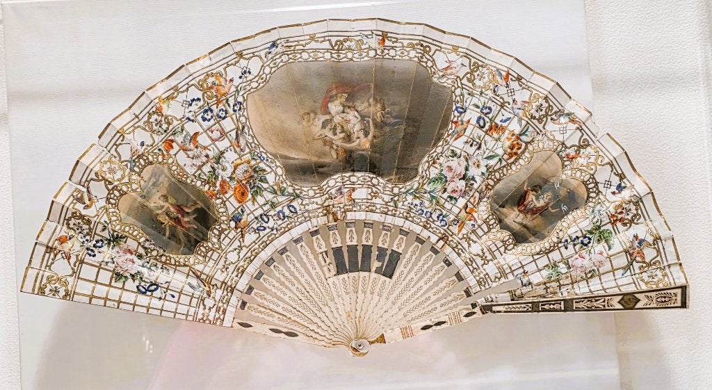 Antiek Franse waaier ca.1780 in plexi box., Antiek en Kunst, Kunst | Niet-Westerse kunst, Overige herkomsten, Ophalen of Verzenden