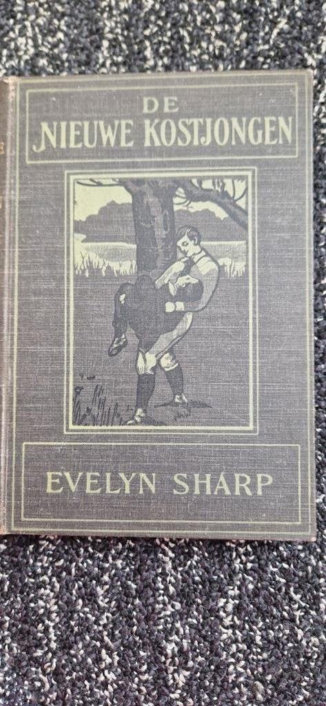 De Nieuwe Kostjongen - Evelyn Sharp (Oud Kinderboek), Ophalen of Verzenden, Gelezen, Evelyn Sharp, Fictie algemeen