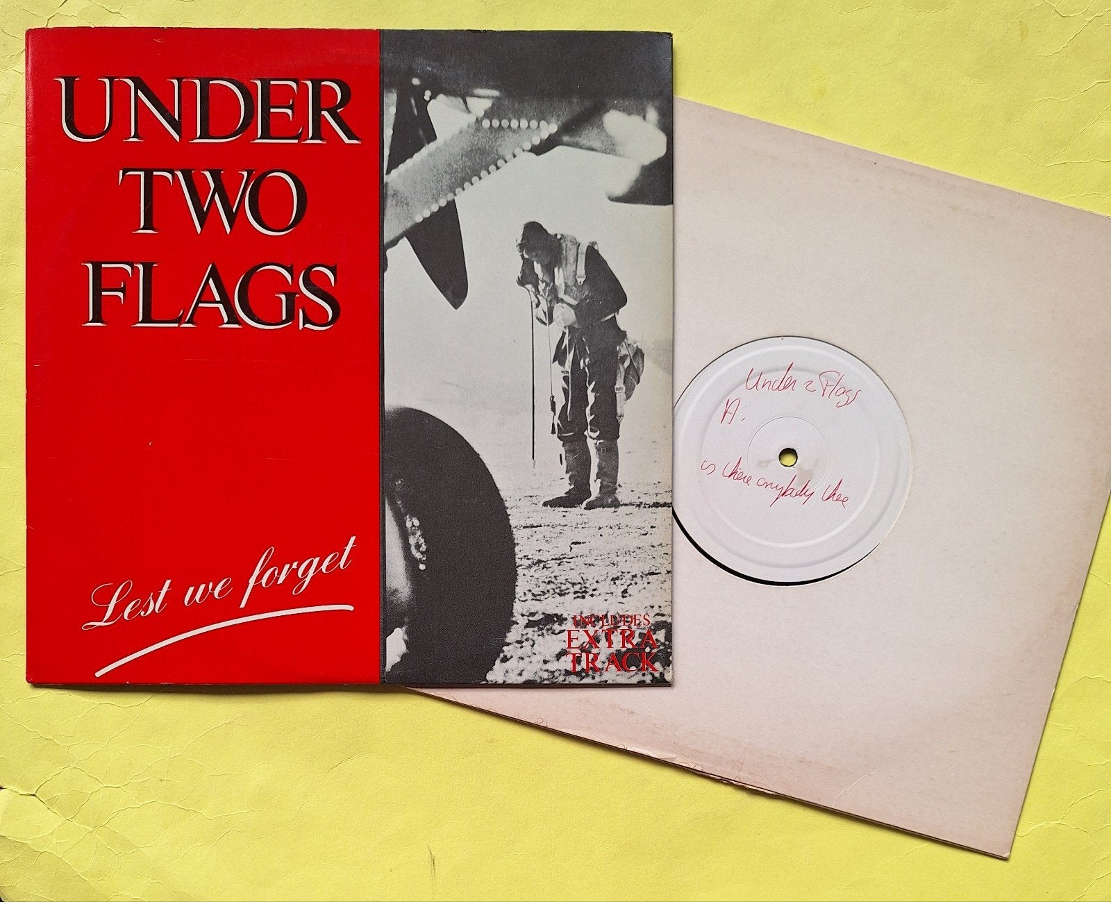 Under Two Flags - Lest We Forget (10"Vinyl, 1983), Cd's en Dvd's, Vinyl Singles, Gebruikt, Rock en Metal, EP, EP, 12 inch, Ophalen of Verzenden