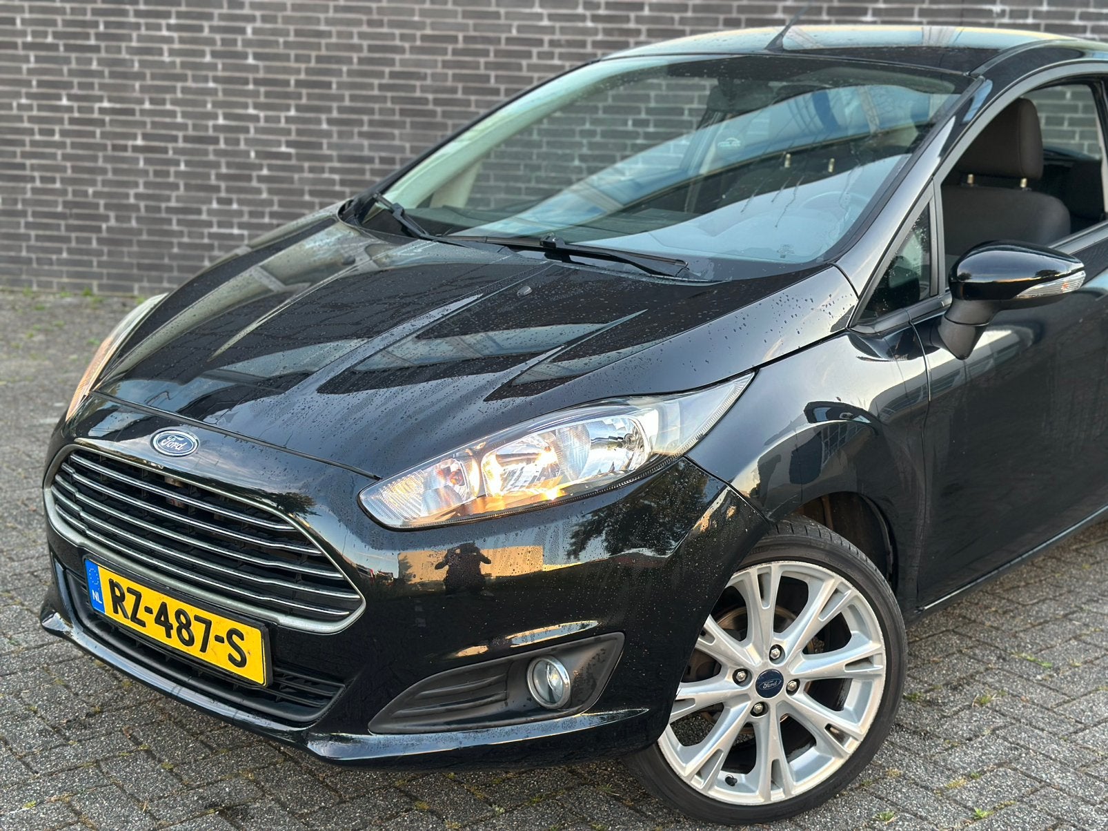 Foto 3 van Ford Fiësta 1.25 44KW 3DR 2014 Zwart/17INCH/CRPLY/NW ONDRHD