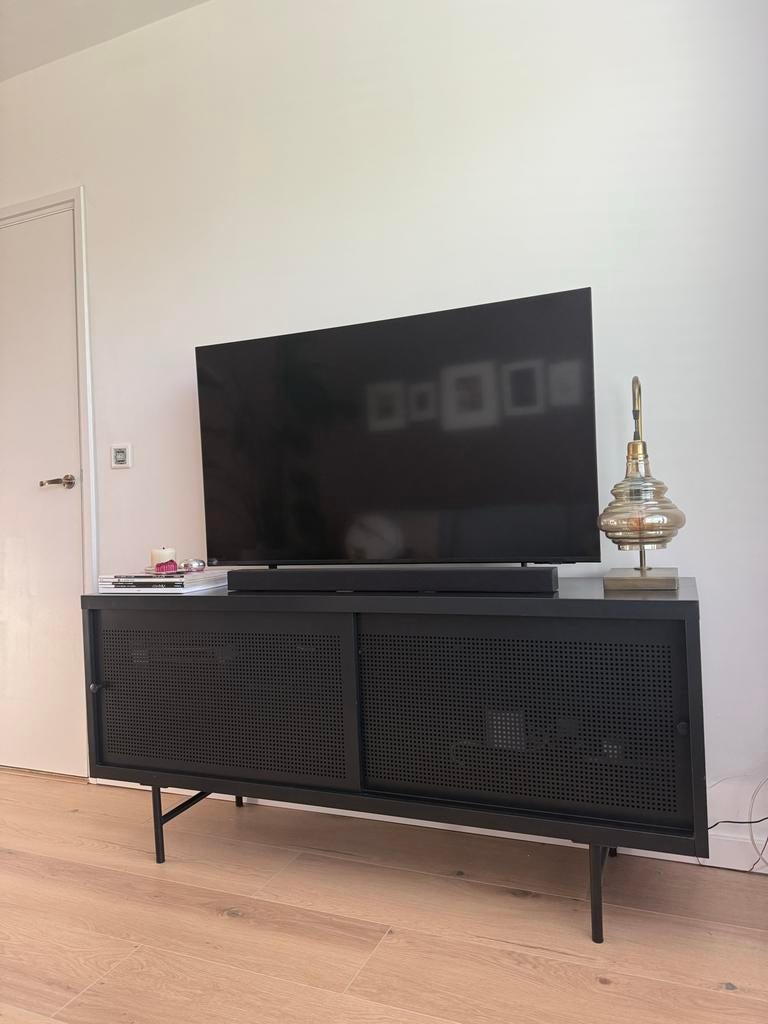 Industrieel zwart metalen tv-meubel – modern dressoir, Huis en Inrichting, Gebruikt, 100 tot 150 cm, Ophalen of Verzenden, Minder dan 100 cm