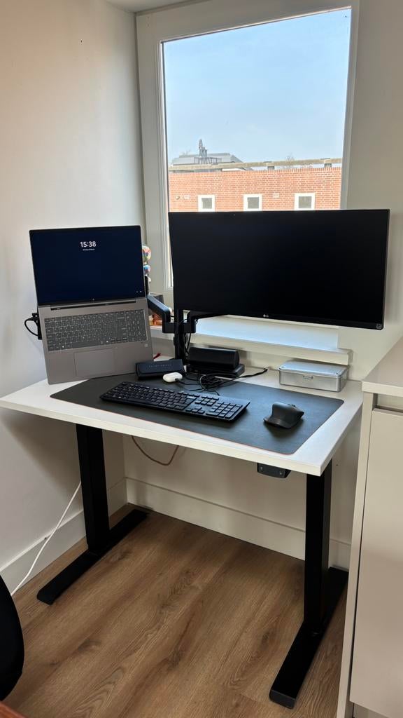 Electronic Sit/Stand Desk & Chair, Huis en Inrichting, Bureaus, Ophalen, Zo goed als nieuw