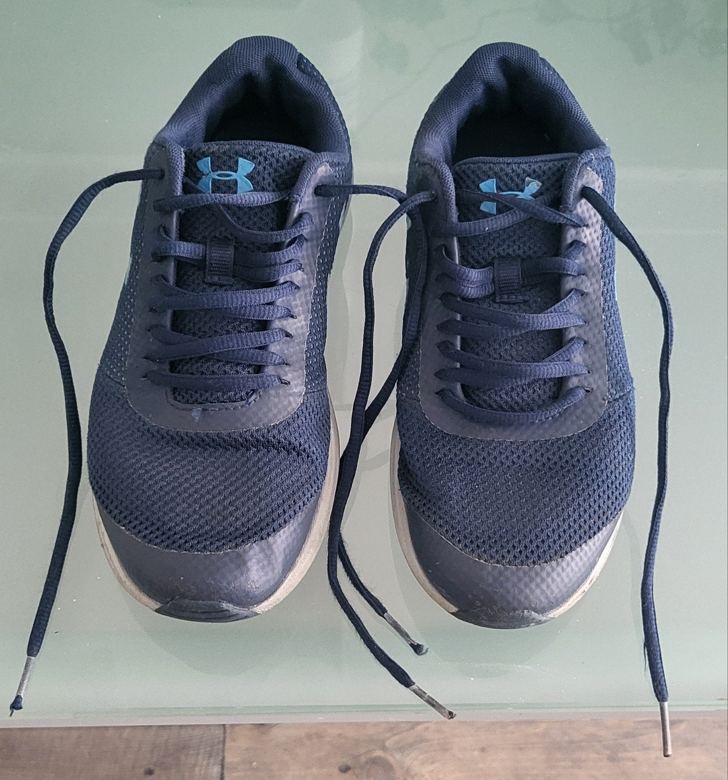 Under Armour + Witte schoenen 37,5 bijna gratis, Kinderen en Baby's, Ophalen, Gebruikt, Jongen of Meisje