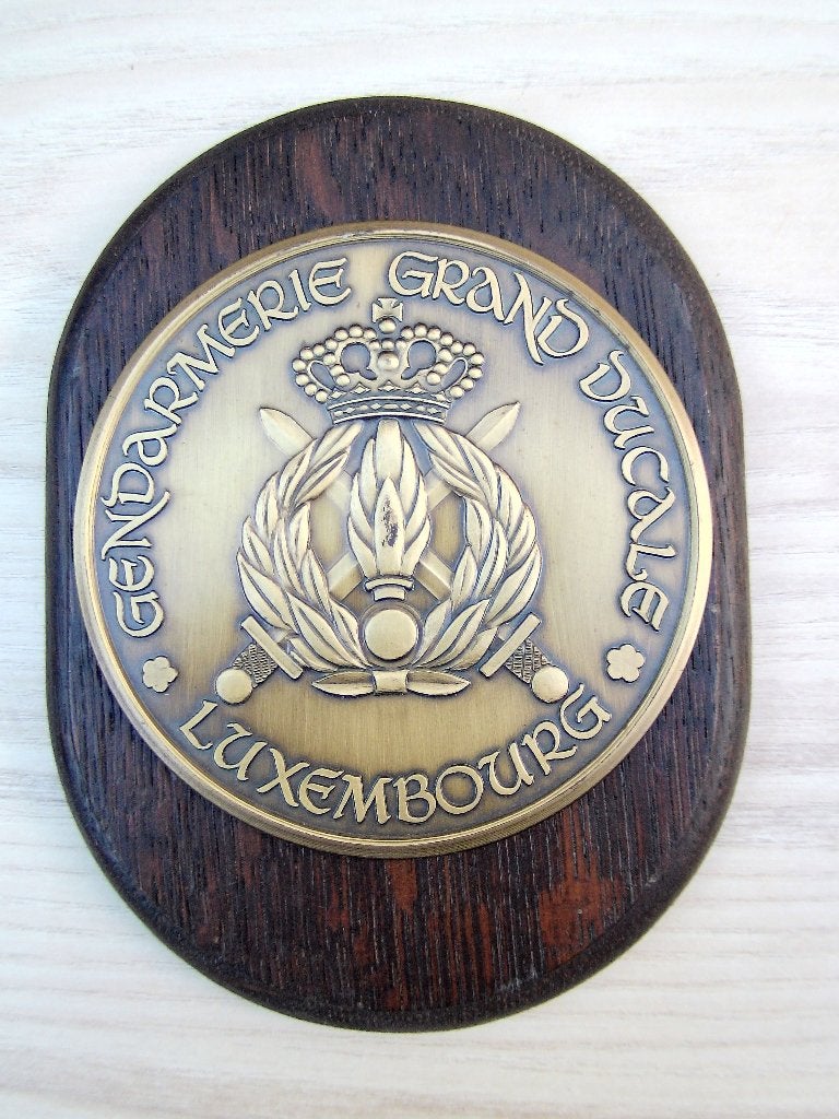 Schildje met embleem Gendarmerie Grand-Ducale Luxembourg, Verzamelen, Ophalen of Verzenden, Overige soorten, Overige gebieden