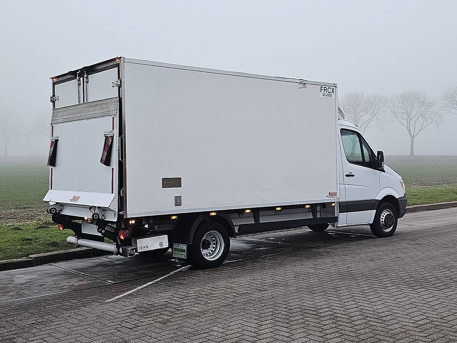MERCEDES-BENZ SPRINTER 516 koelwagen laadklep!, Auto's, Euro 6, Mercedes-Benz, Bedrijf, 2 stoelen