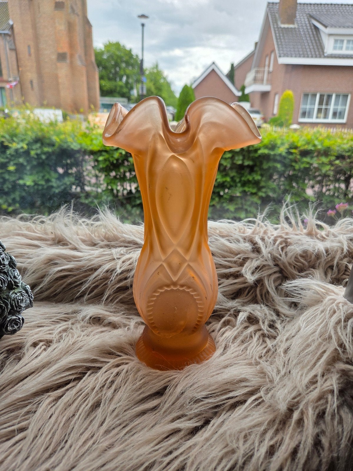 Oude antieke geschulpte vaas in licht bruin/oranje kleur, Verzenden