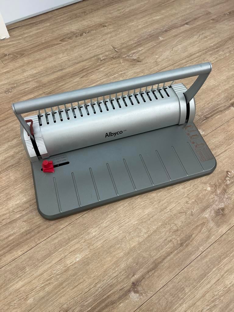 Albyco AP8 A4 of A5 inbindmachine met bindruggen (ca 40), Diversen, Bureau-accessoires, Ophalen of Verzenden, Gebruikt