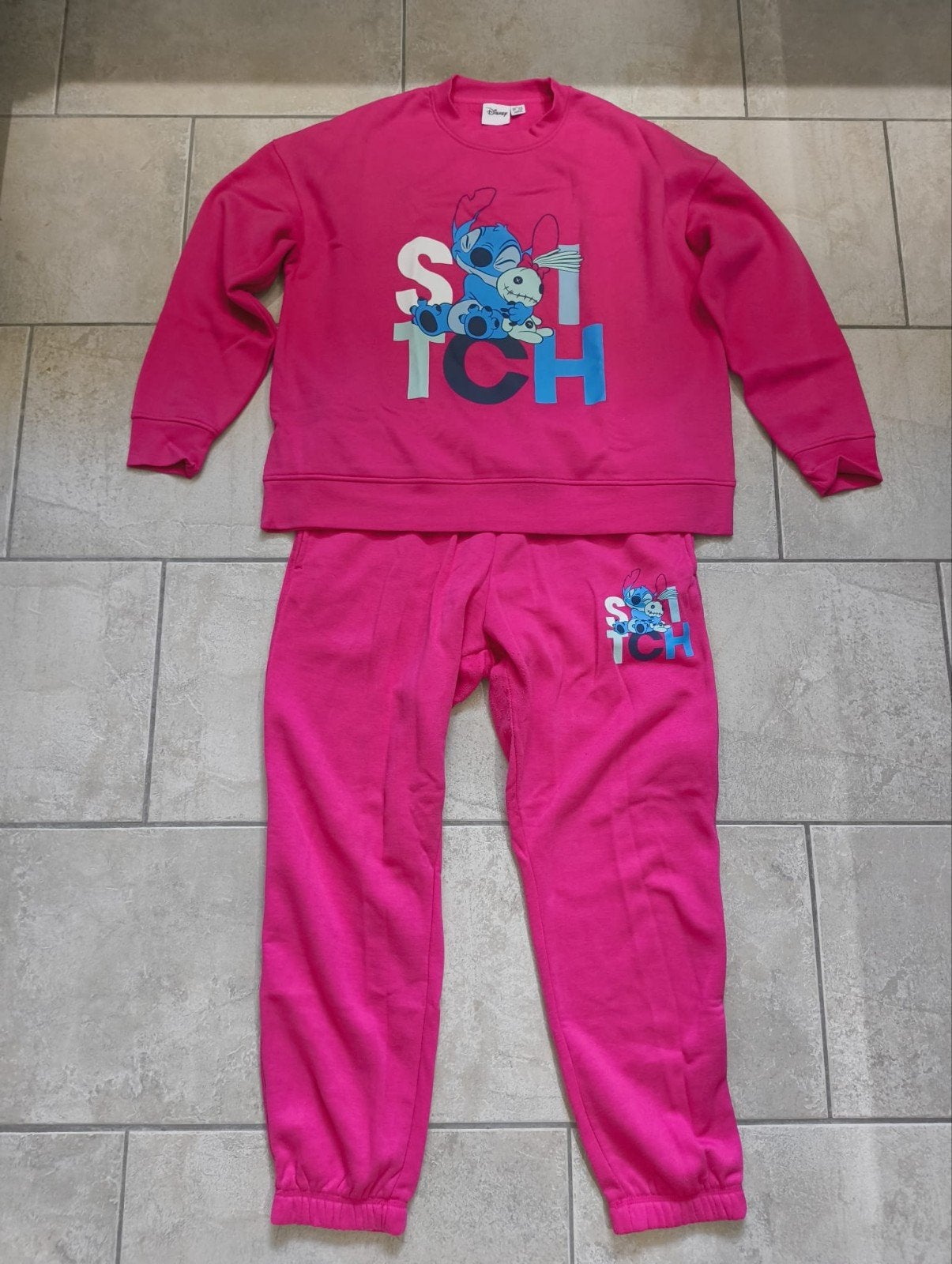 Disney Stitch Trainingspak huispak - fuchsia roze (Maat L), Kleding | Dames, Disney, Maat 42/44 (L), Ophalen of Verzenden, Zo goed als nieuw