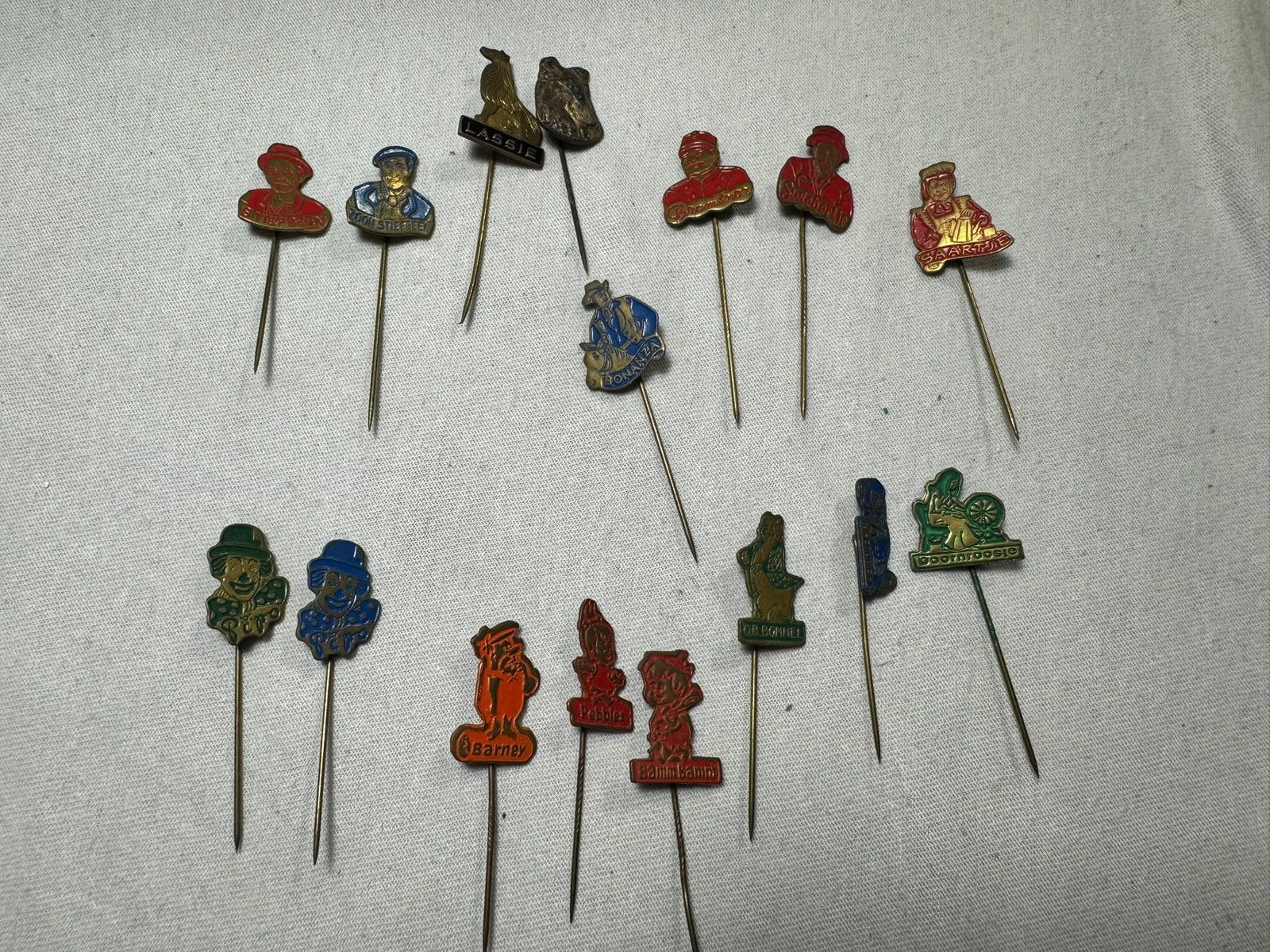 Vintage strip, tv en sprookjes pins, Verzamelen, Speldjes, Pins en Buttons, Ophalen of Verzenden, Gebruikt, Figuurtje, Speldje of Pin