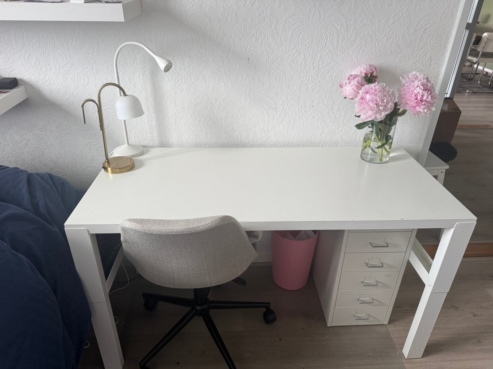 Wit IKEA bureau met ladeblok, ruim werkblad, Ophalen, Gebruikt, In hoogte verstelbaar, IKEA