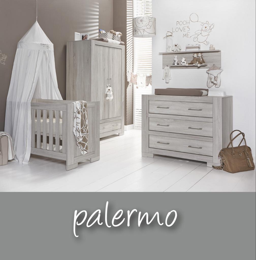 Complete Babykamer Palermo: Ledikant, Commode, Hanglegkast, Ophalen, Zo goed als nieuw, Jongetje of Meisje