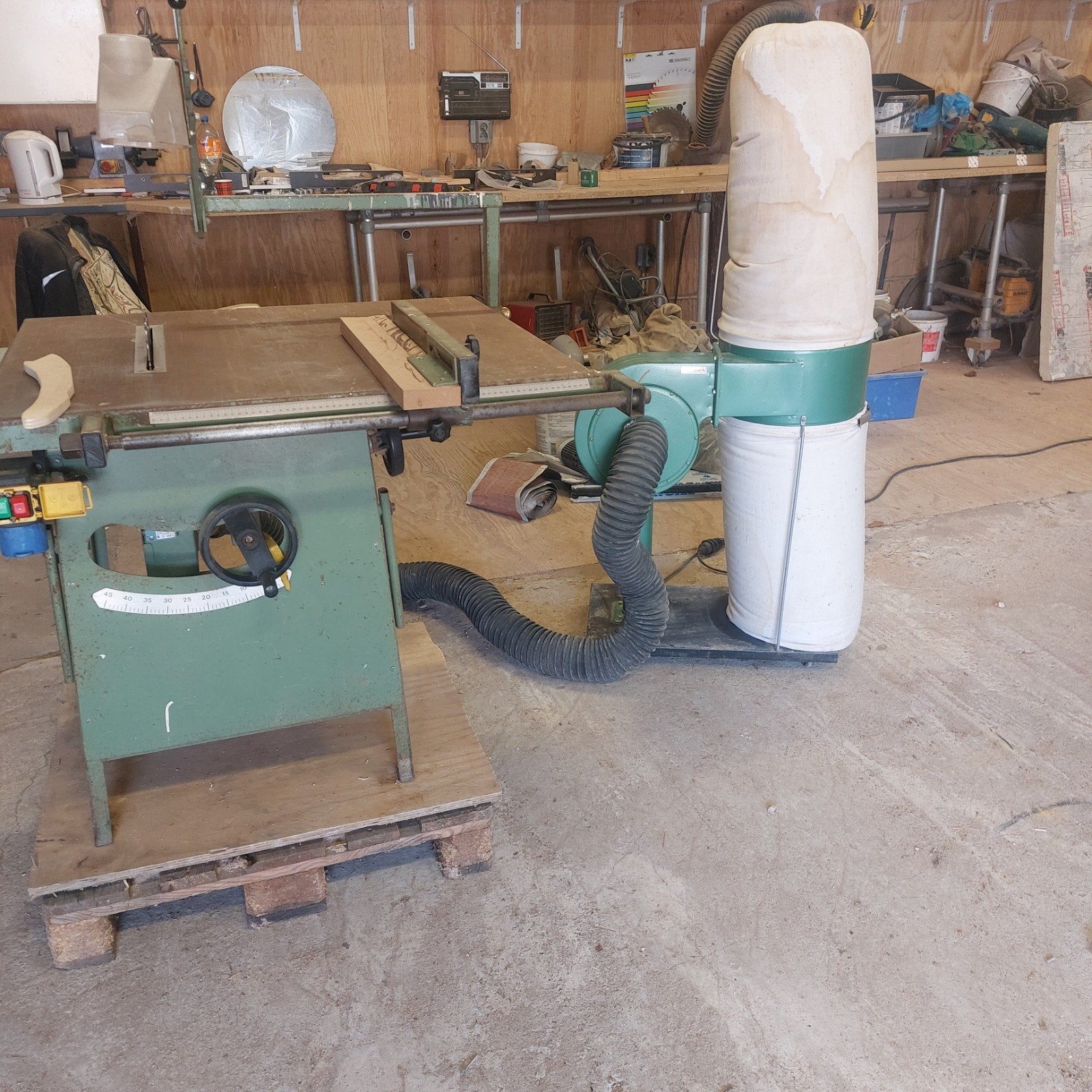 Harwi zaag Tafel  incl afzuiger wegens Bedrijfsbeeindiging, Doe-het-zelf en Verbouw, Gereedschap | Zaagmachines, Ophalen, Gebruikt