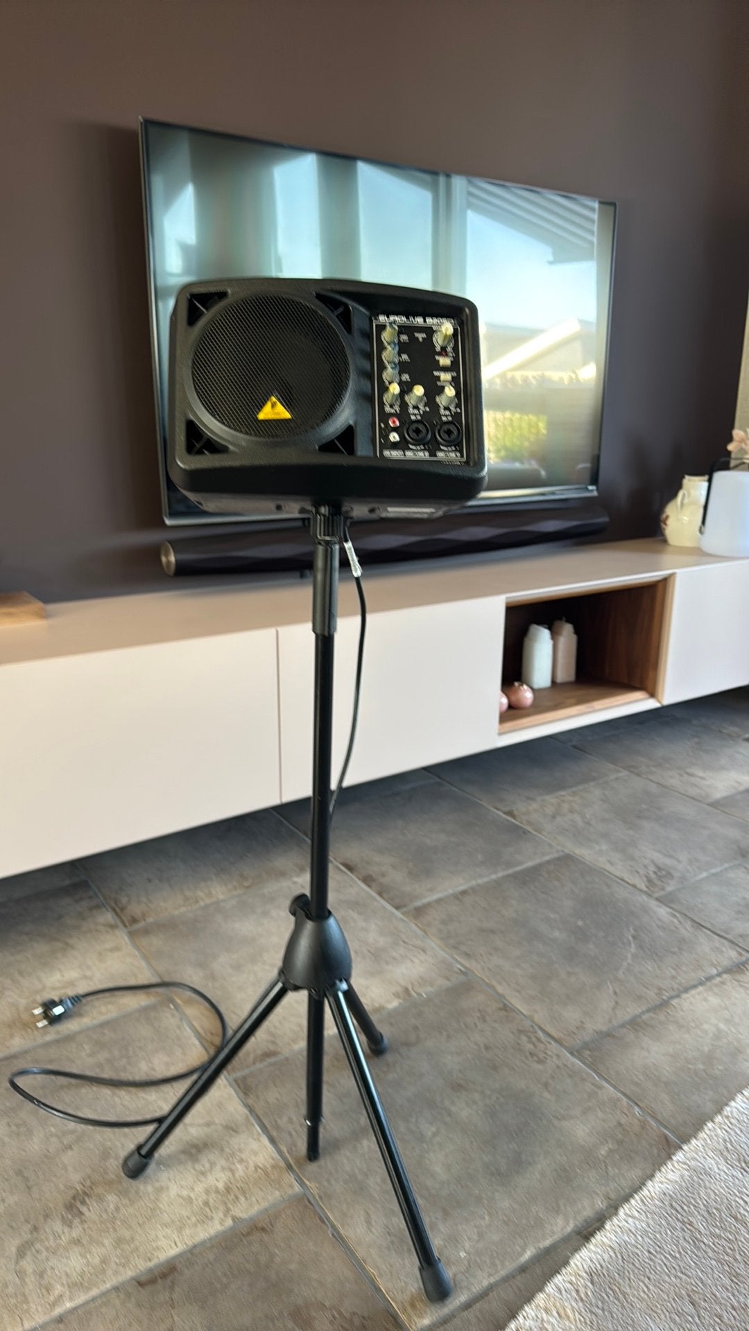 Behringer Eurolive B205D actieve PA/monitor incl. Standaard, Studiomonitor, Gebruikt, Ophalen of Verzenden, AUX-ingang