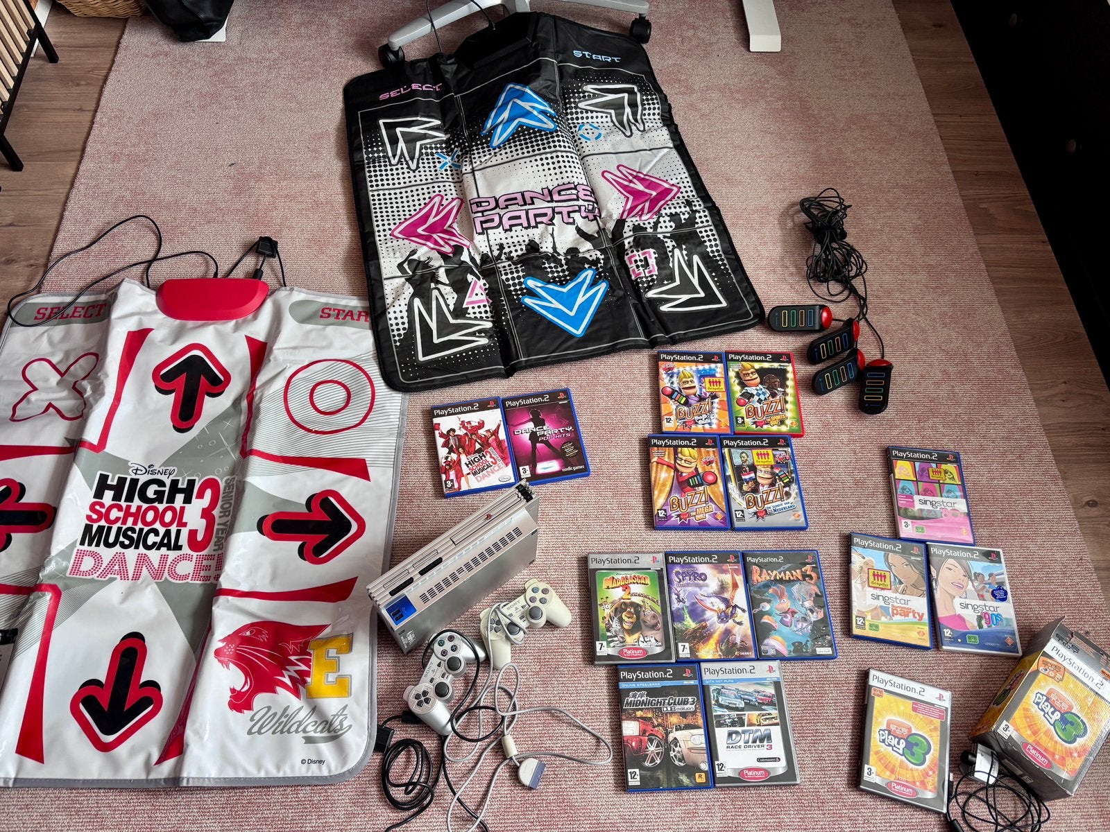 Playstation 2 met 15 spellen, buzz, eyetoy, 2 dansmatten, Spelcomputers en Games, Gebruikt, Phat, Met games, Met 2 controllers