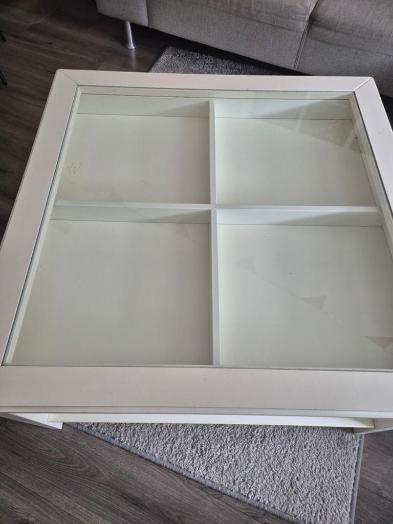 Gebroken witte salontafel ikea met glazen blad en vakken., Huis en Inrichting, Tafels | Salontafels, Ophalen, Gebruikt, 50 tot 100 cm