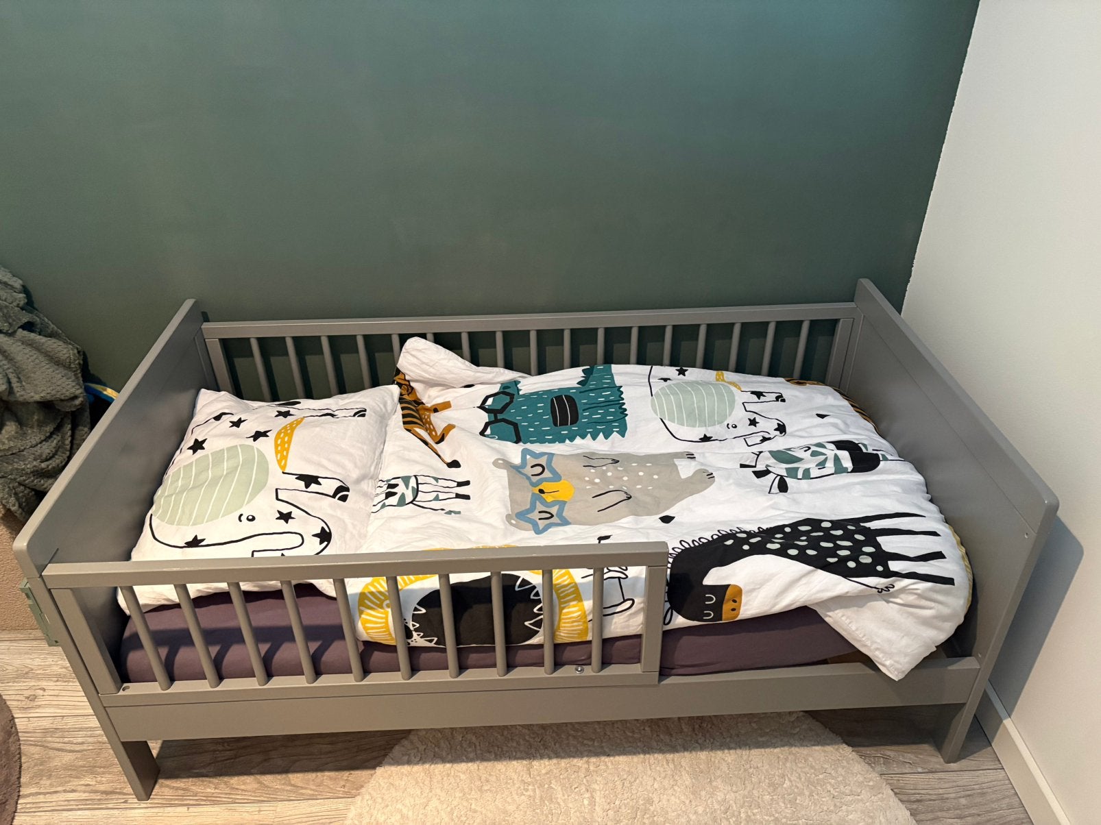Peuterbed 140x70 cm grijs goede staat!, Kinderen en Baby's, Kinderkamer | Bedden, Ophalen, 70 tot 85 cm, 140 tot 160 cm, Zo goed als nieuw