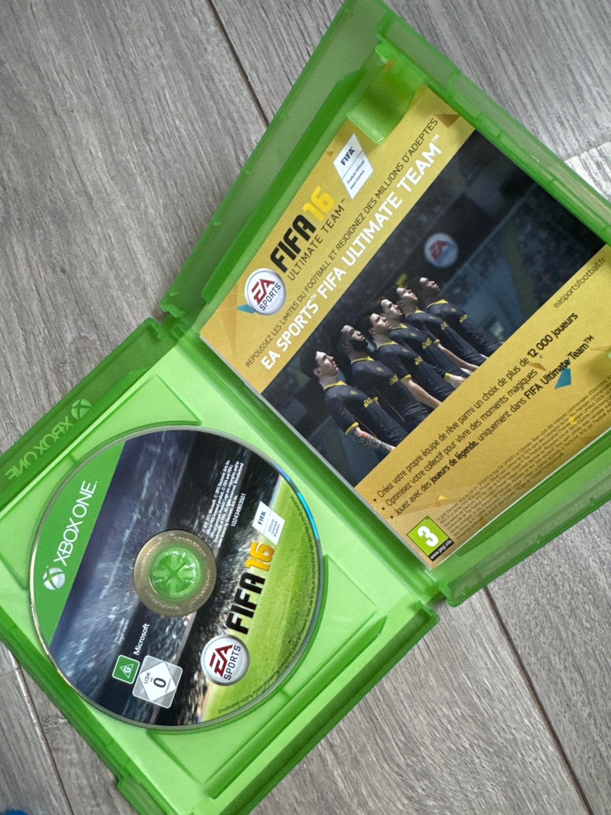 Foto 3 van FIFA 16 Xbox One - Voetbalgame met Messi op cover