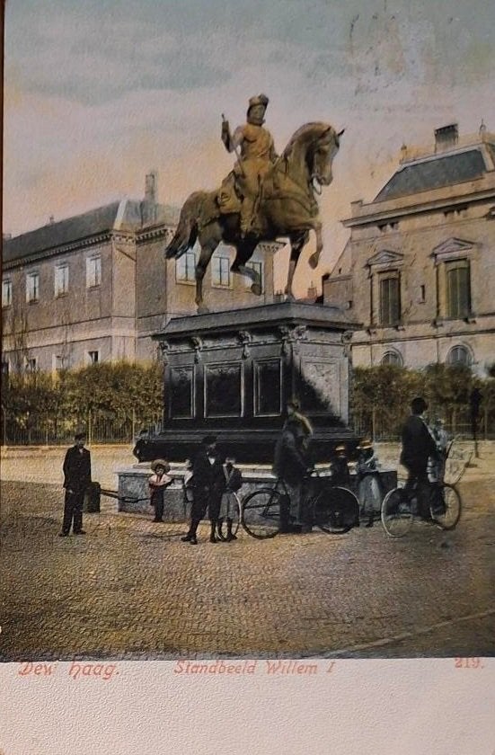 Den Haag- Mannen met Fiets bij standbeeld Willem 1 in 1904, Verzenden, Voor 1920, Gelopen, Zuid-Holland