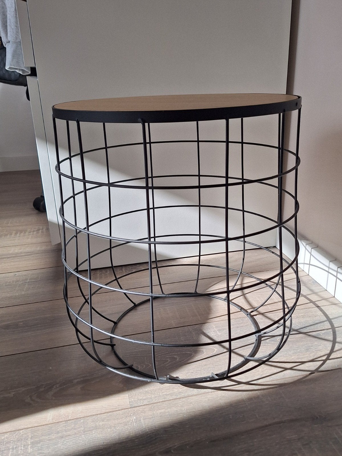 Bijzettafel met houten blad en metalen mand, Ophalen, Gebruikt, Rond