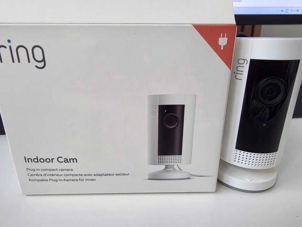 Ring Indoor Cam - Compacte Plug-in Beveiligingscamera, Ophalen of Verzenden, Zo goed als nieuw, Binnencamera
