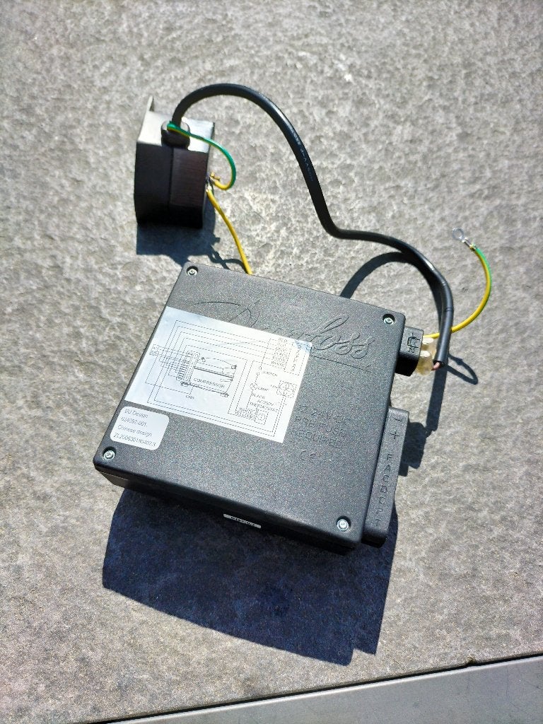 Diverse voedingen 230/12 v / 24 v voor caravan en besturing, Ophalen of Verzenden, Zo goed als nieuw