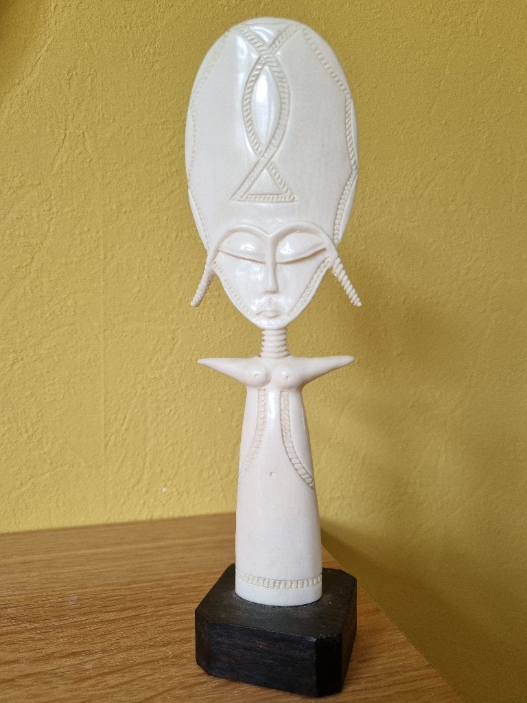 Afrikaans beeld – Fanti Ashanti – been op houten sokkel, 19 cm, Wit, Overige materialen, Handgemaakt