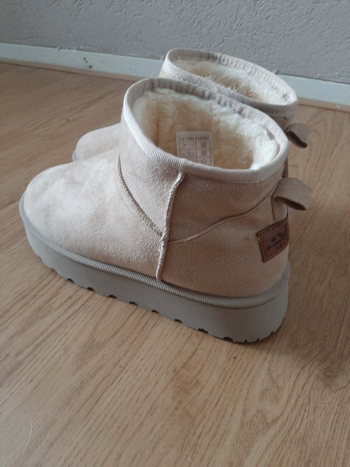 Gevoerde damesschoenen mt 40 nieuw, Kleding | Dames, Ophalen of Verzenden, Nieuw, Beige, Lage of Enkellaarzen