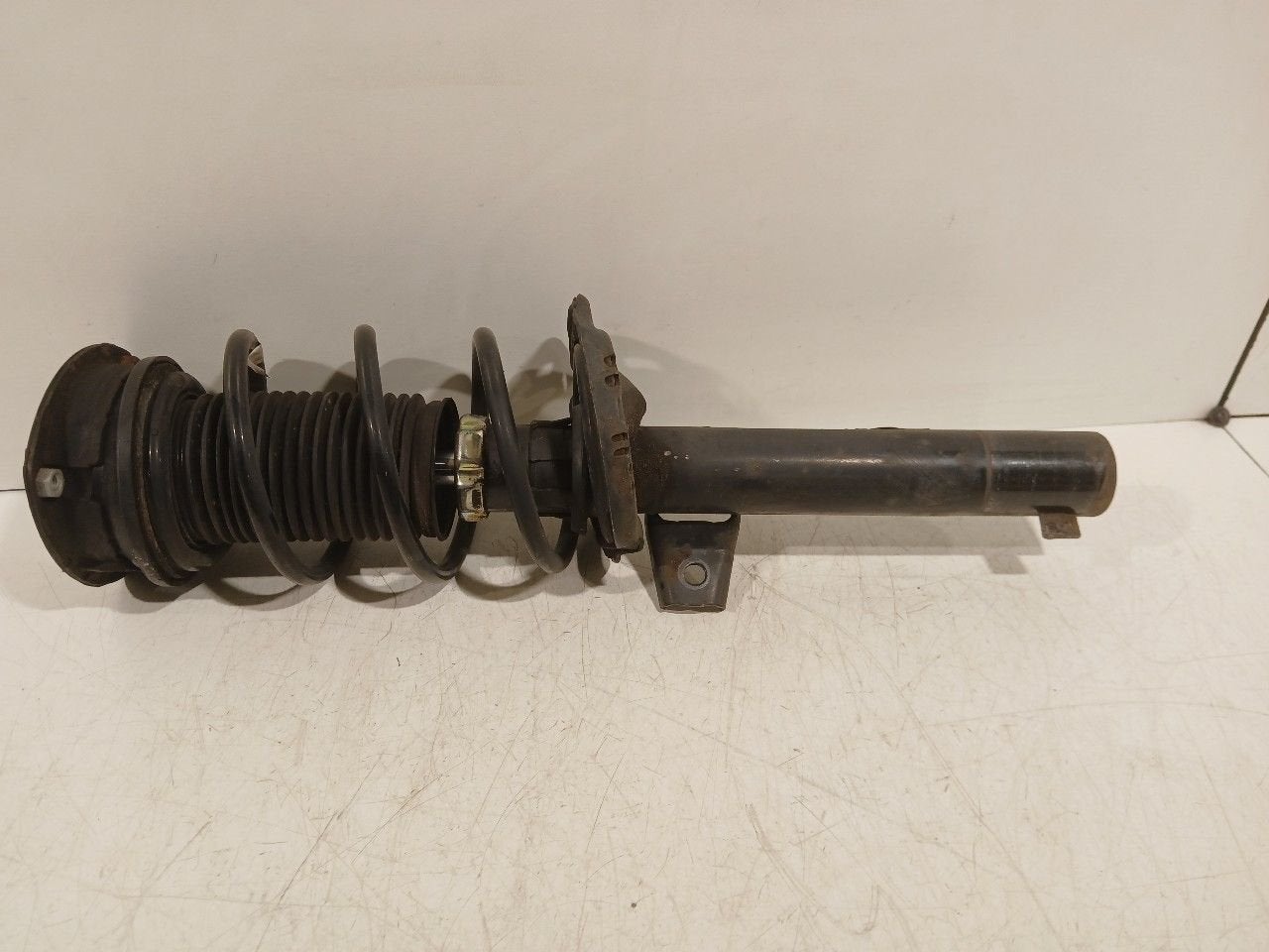 Veerpoot links voor Volkswagen Golf, Onderdelen@venauto.nl, Van der Ven Autorecycling B.V., Gebruikt, Ettenseweg 76, 4706 PB Roosendaal, The Netherlands