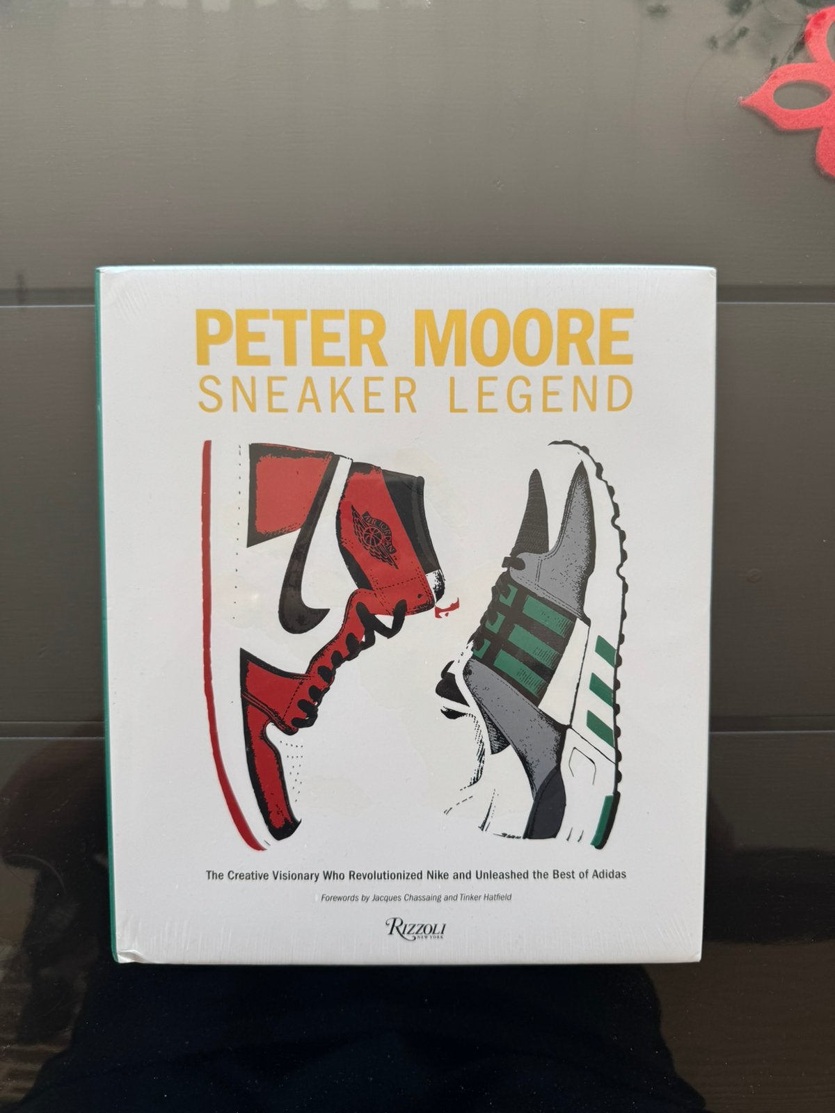 Peter Moore Sneaker Legend boek sealed, Ophalen of Verzenden, Zo goed als nieuw, Mode algemeen