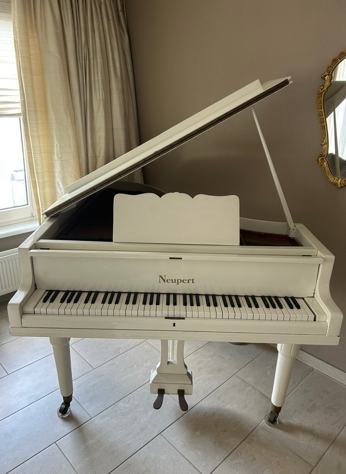 Neupert Vleugelpiano wit hoogglans compact Babyvleugel 150cm, Ophalen, Gebruikt, Wit, Hoogglans