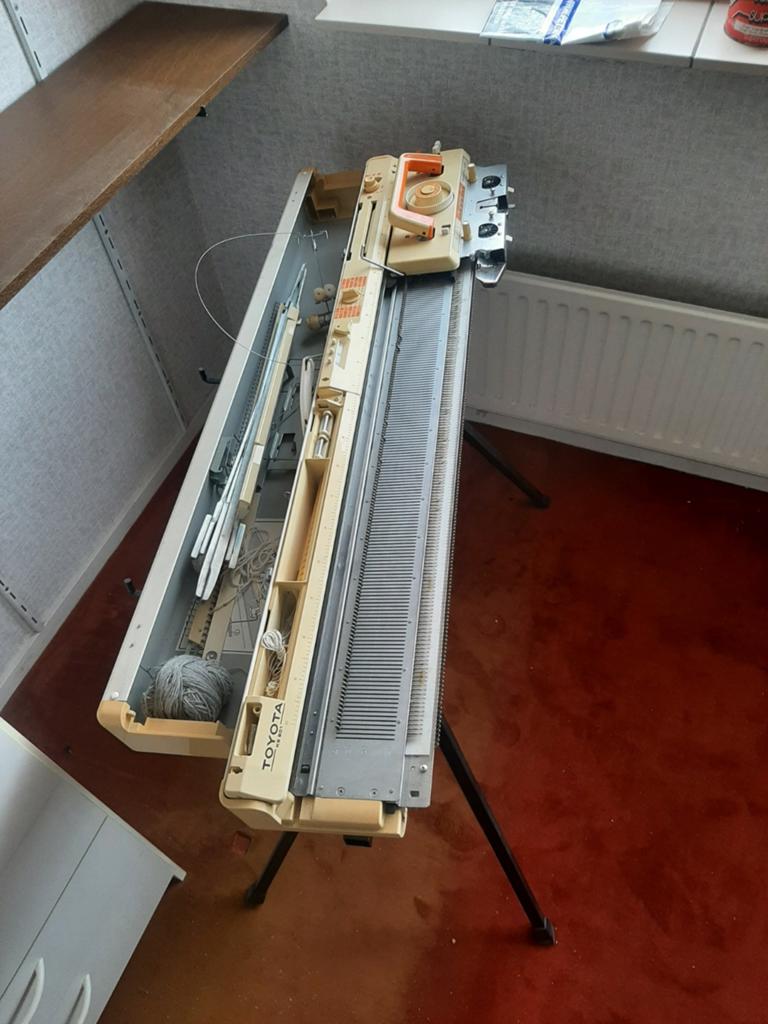 Toyota Breimachine met accessoires en standaard, Ophalen of Verzenden, Gebruikt, Naaimachine, Overige merken