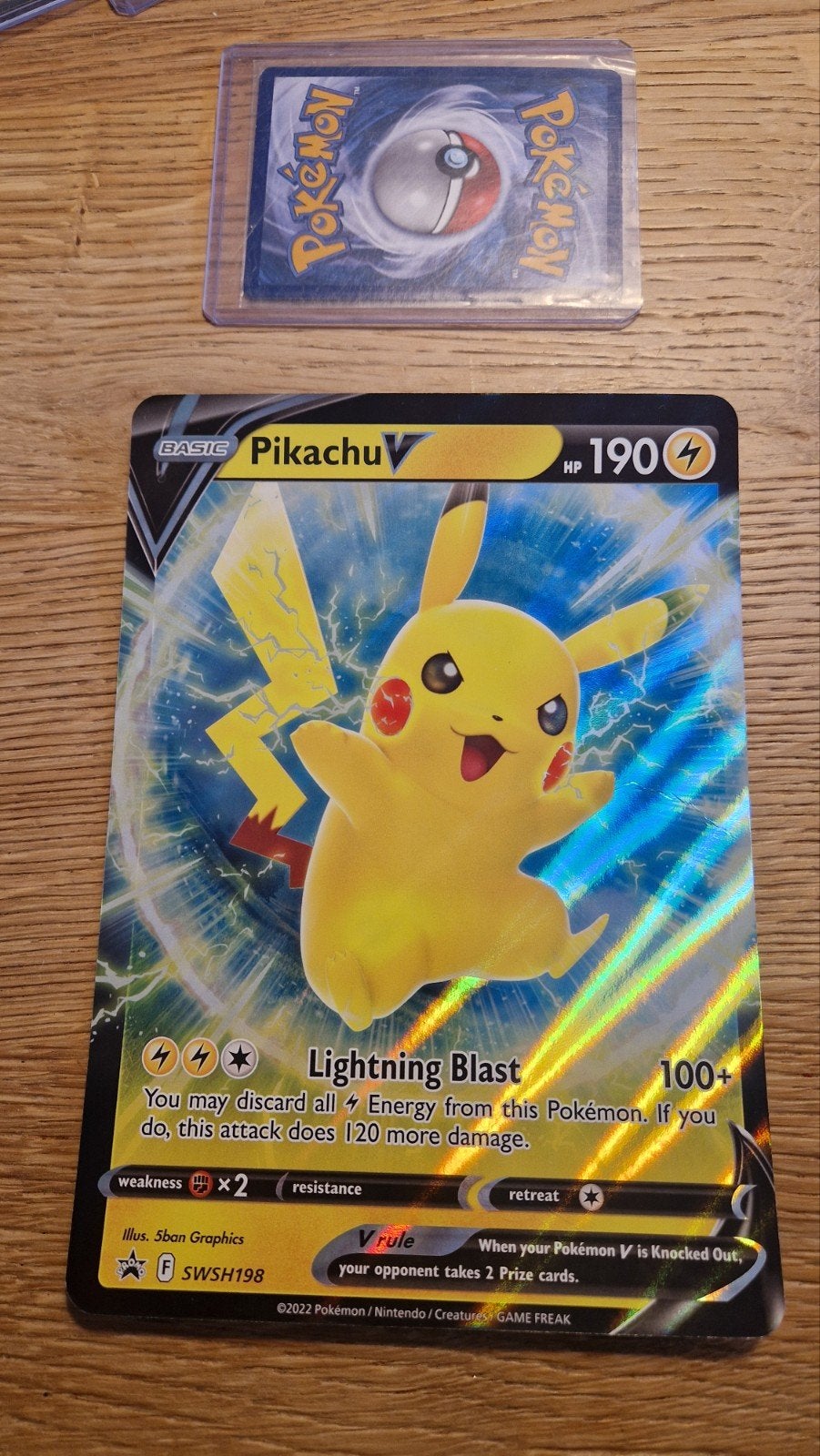 Pikachu V SWSH198 JUMBO OVERSIZED Pokemon-promotiekaart (SWS, Ophalen of Verzenden, Zo goed als nieuw