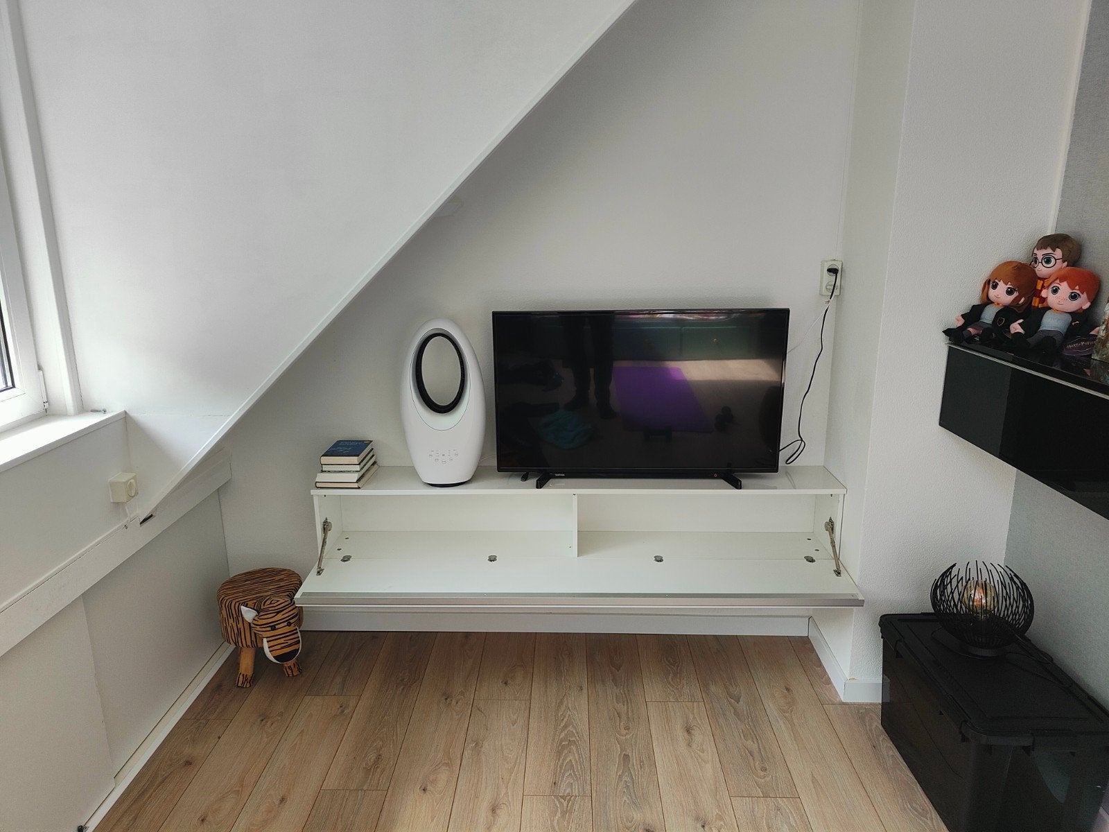 Zwart en wit zwevend tv-meubel/wandkastje, Huis en Inrichting, Kasten | Televisiemeubels, Ophalen, Gebruikt, 150 tot 200 cm, Minder dan 100 cm