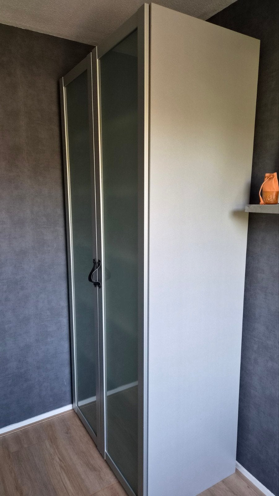 Moderne kast met glazen deuren en 5 planken, Huis en Inrichting, Kasten | Kledingkasten, Ophalen, 200 cm of meer, 50 tot 100 cm