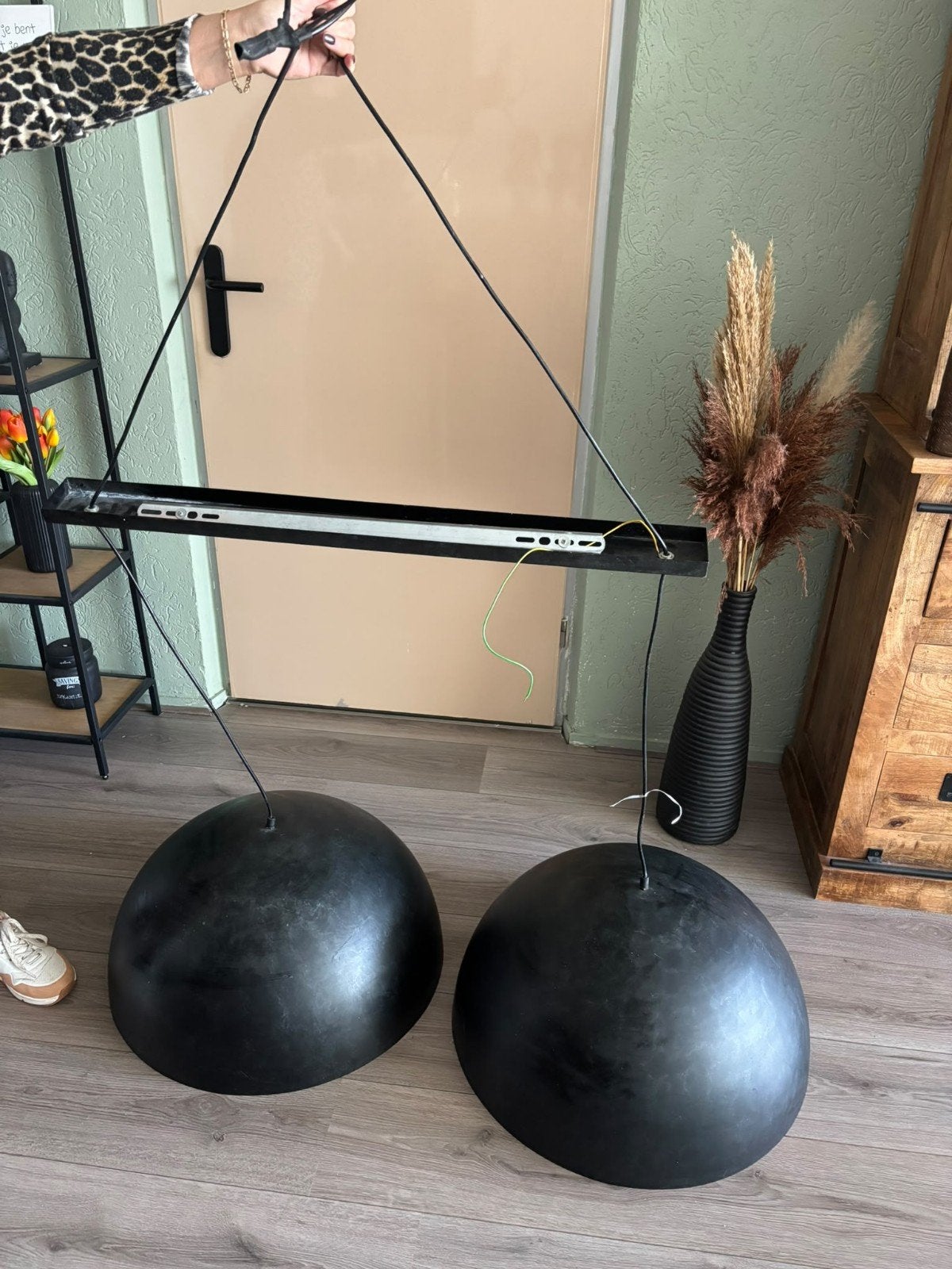 Moderne hanglamp met twee zwarte kappen, Huis en Inrichting, Ophalen, E27 (groot), Zo goed als nieuw, Metaal