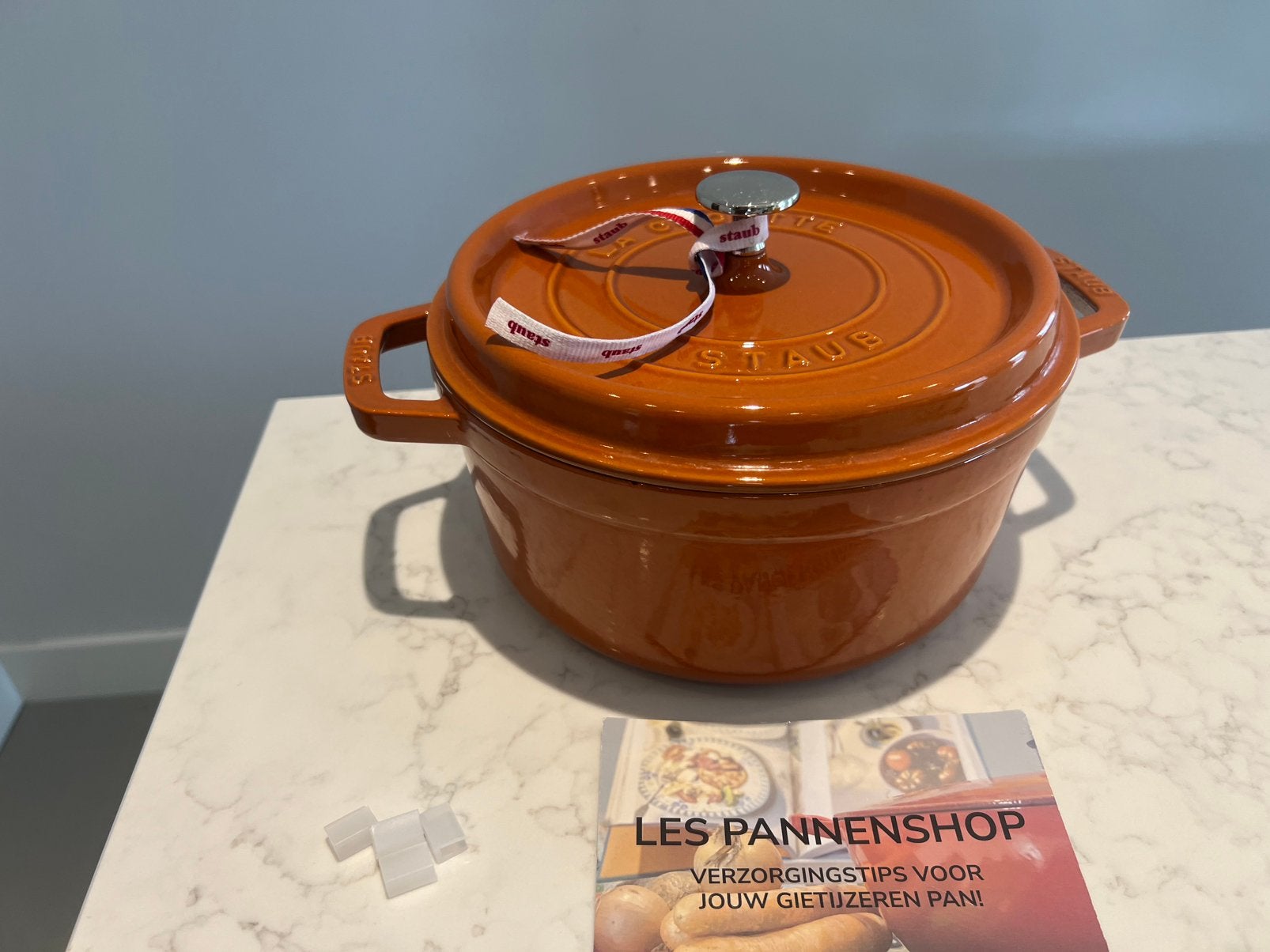 Staub La Cocotte 24 cm Kaneel, heel goede staat, Met handvatten, Ophalen of Verzenden, Zo goed als nieuw, Staub