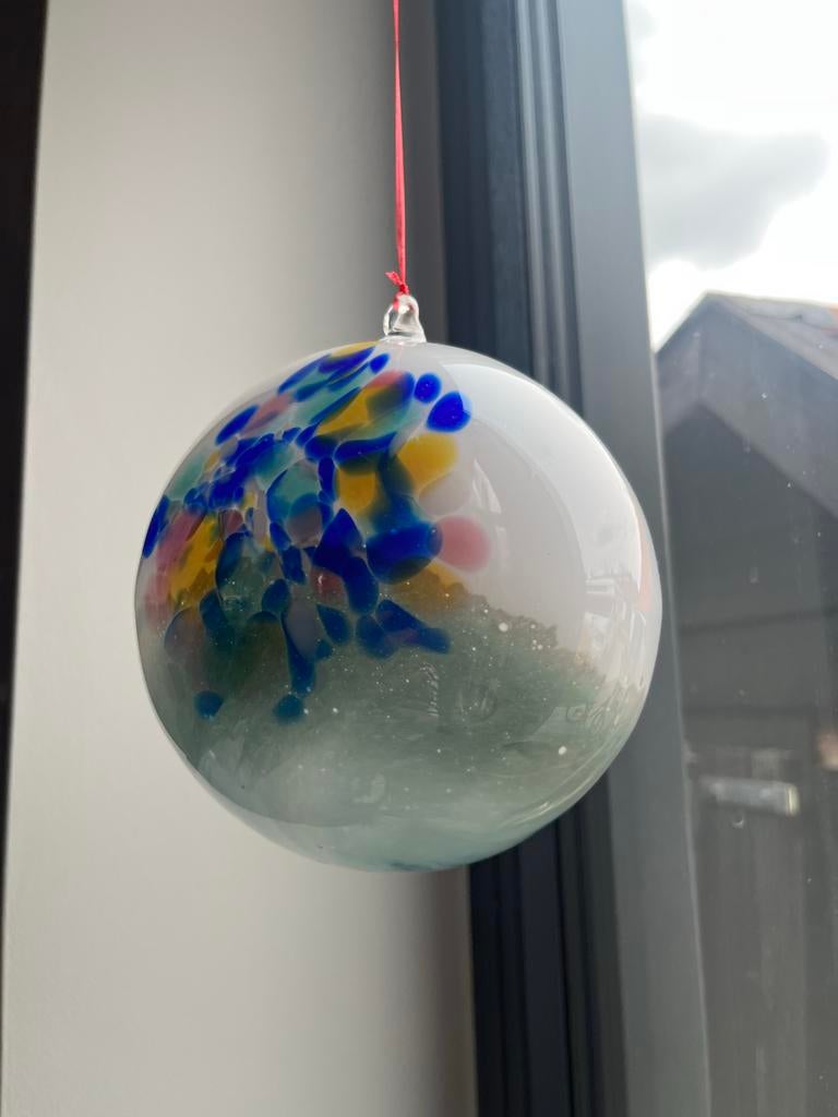 Decoratieve glazen bal met kleurrijke spikkels, Antiek en Kunst, Ophalen of Verzenden