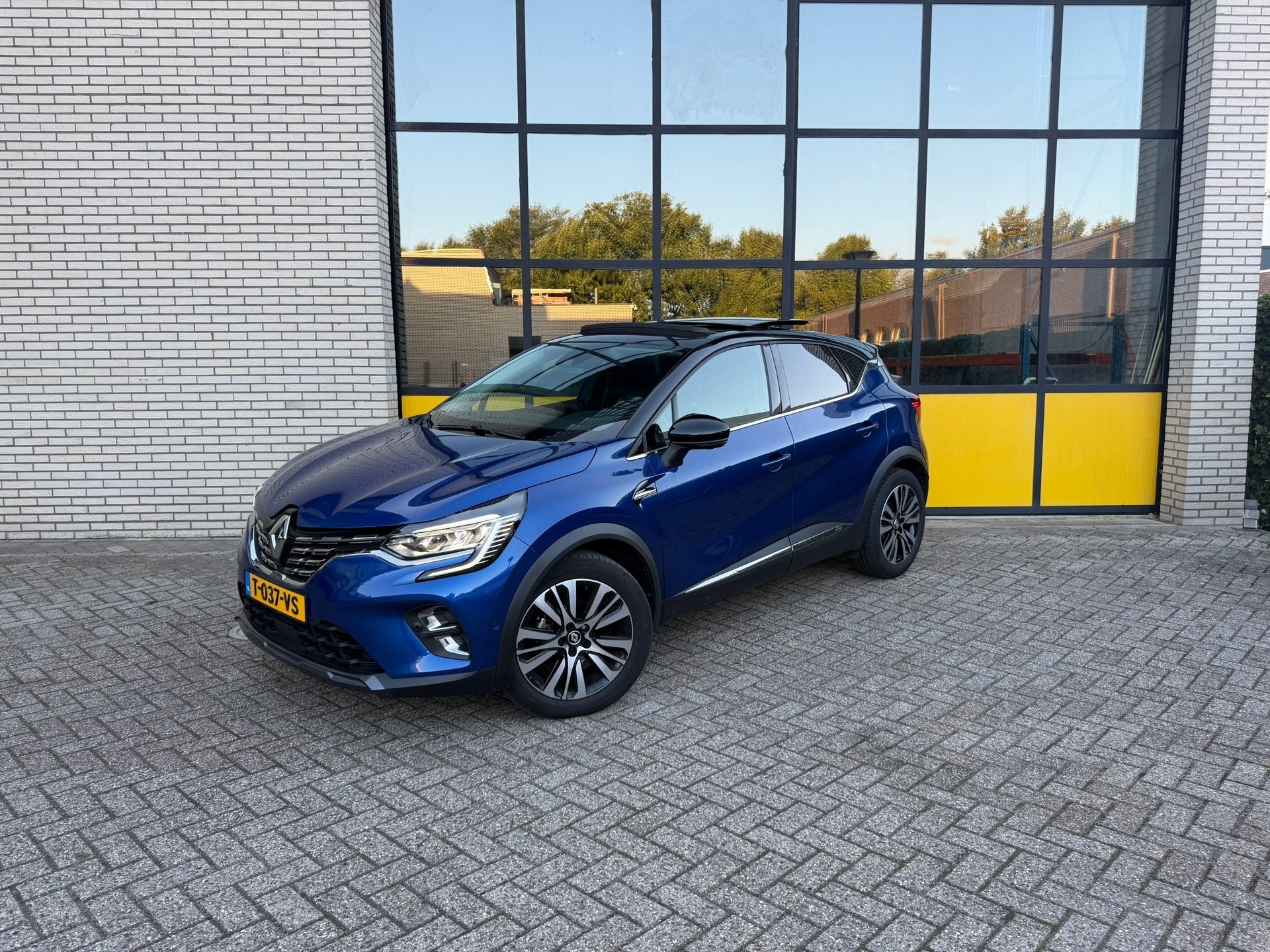 Renault Captur 1.3 TCe 140 Initiale Paris, Trekhaak, Schuif, Gebruikt, 4 cilinders, 700 kg, Blauw