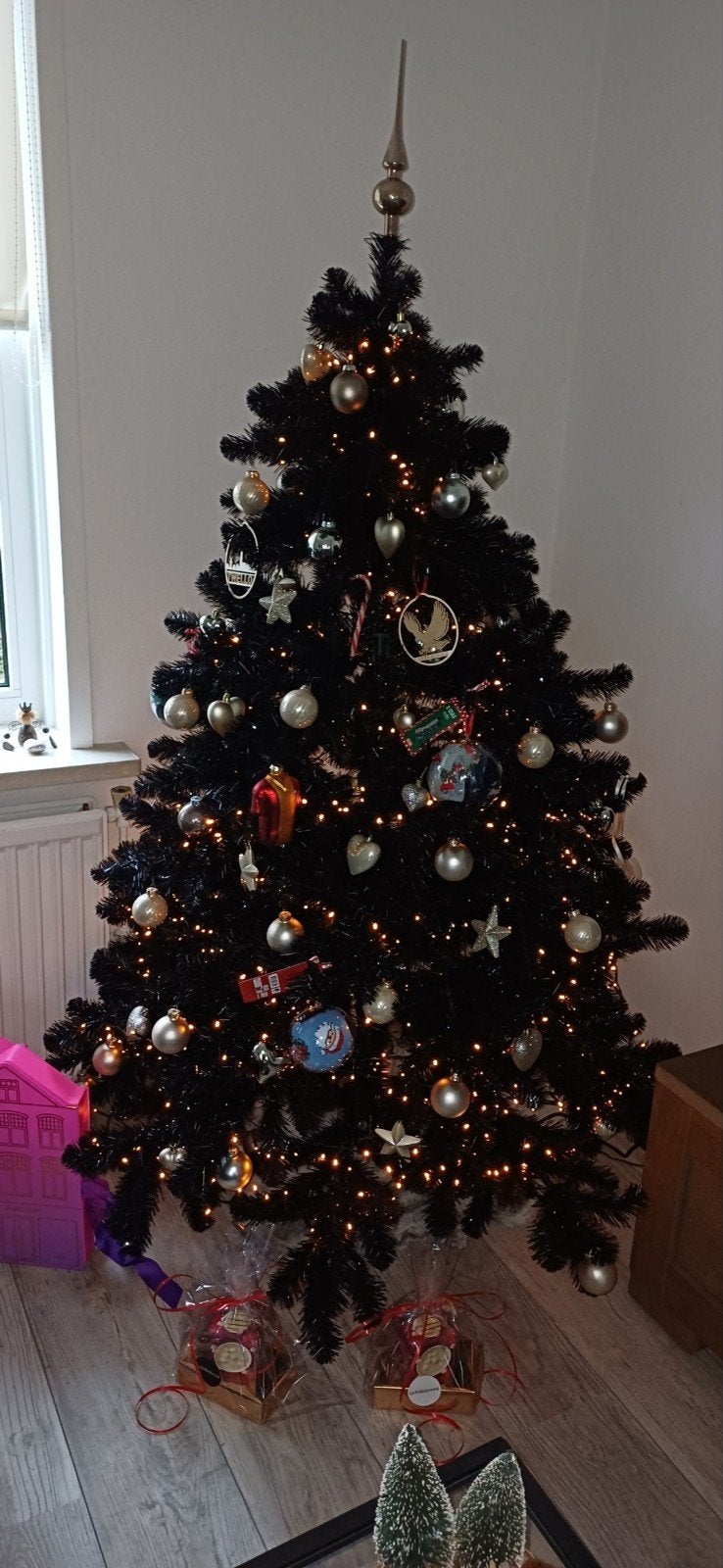 Zwarte kunst kerstboom, Ophalen