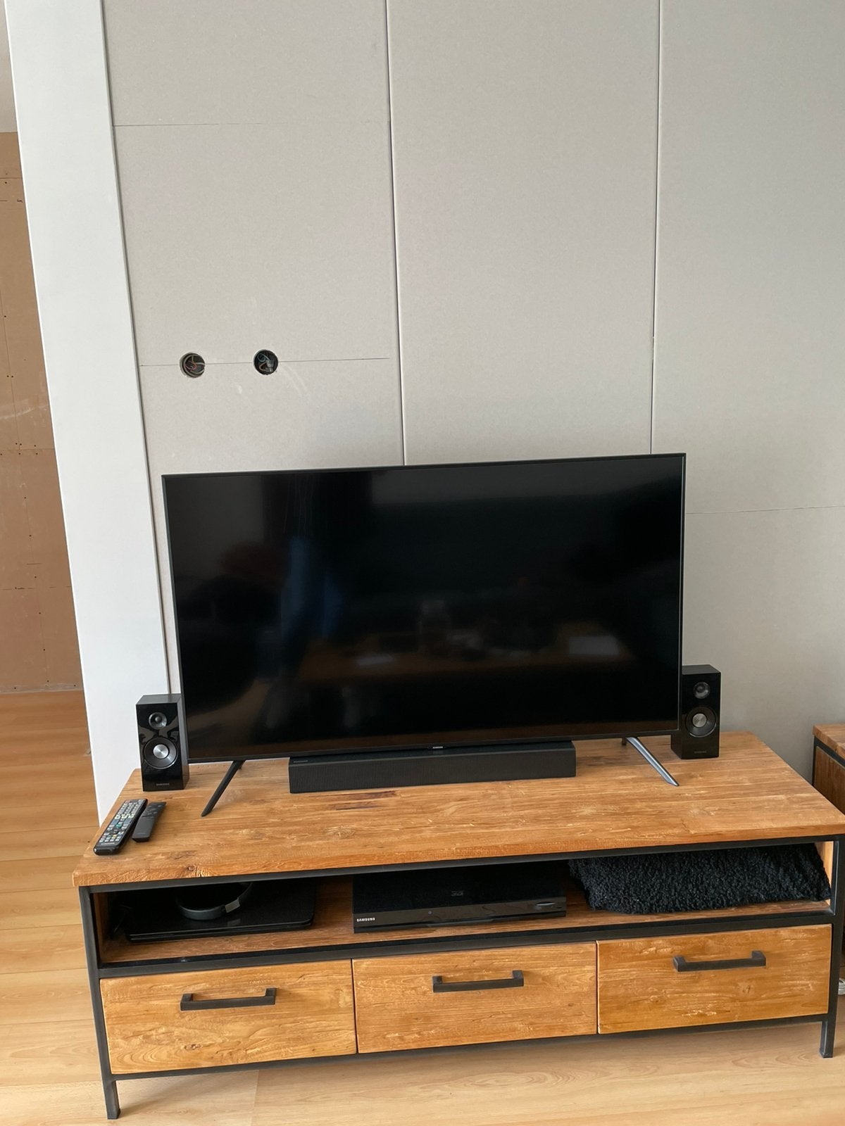 Tv meubel van teakhout  en salontafel met metaal frame, Huis en Inrichting, Kasten | Televisiemeubels, Ophalen, Gebruikt, 100 tot 150 cm