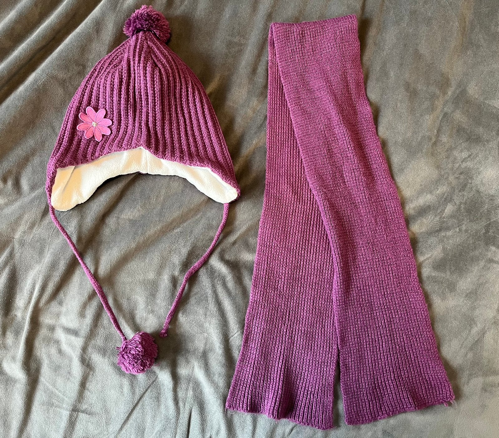 Paarse winterset muts met oorflappen & sjaal Mt 3 / 6 jaar, Ophalen of Verzenden, Zo goed als nieuw, 104 of kleiner, Next
